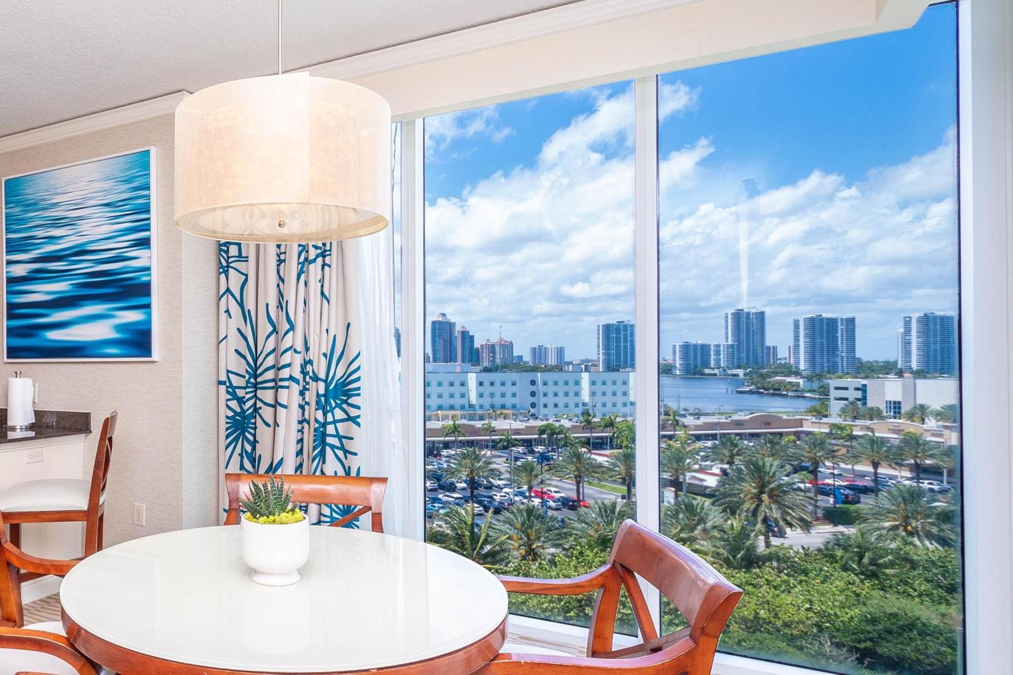 Luxury Trump International Ocean View 1600sf 2 Bd Apartment Miami Beach